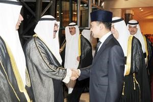 الشيخ مشعل الاحمد مصافحا ولي عهد بروناي﻿