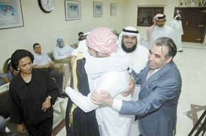 احمد عبد ربه يحتضن ابنه بعد 32 عاما﻿