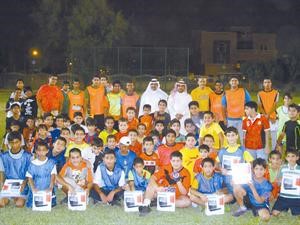 لقطة تذكارية للمشاركين في برنامج العمل التطوعي على شاطئ الواجهة البحرية
