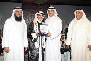عبدالعزيز البالول يكرم احد الخريجين﻿