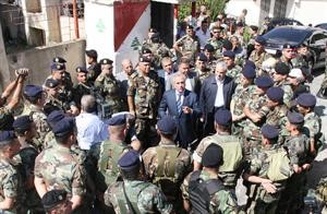 الرئيس اللبناني ميشال سليمان خلال جولته على موقع الاعتداء الاسرائيلي في العديسة﻿