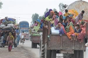 مئات الباكستانيين ينزحون من منطقة شيكربور بعد الامطار الكارثية	افپ
﻿