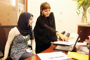 الطالبتان اثناء تدربهما في مكتب شل الكويت﻿
