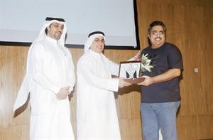 تكريم المخرج عبدالعزيز صفر بحضور رئيس فرقة مسرح الشباب علي وحيدي﻿