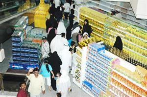 بعض مهرجانات الاسعار تدفع كثيرا من المستهلكين الى شراء ما يزيد عن حاجاتهم
