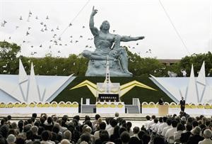 ازاحة الستار عن تمثال رمز السلام في ذكرى القاء القنبلة الذرية على ناغازاكي امس افپ