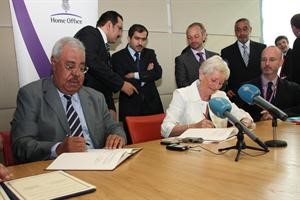 الشيخ جابر الخالد خلال توقيعه اتفاقية التعاون الامني مع وزيرة الدولة البريطانية لشؤون الامن ومكافحة الارهاب