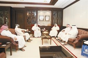 الشيخ احمد الفهد خلال استقباله رئيس واعضاء مجلس ادارة جائزة الشهيد فهد الاحمد للعمل الخيري﻿