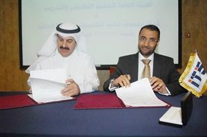 ديعقوب الرفاعي خلال توقيع الاتفاقية مع ممثل شركة ITSمحمد ماهر
