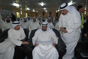 الشيخ احمد الفهد يطلع على مخطط للمشروع من دبدر الشريعان وحامد الخالدي﻿﻿محمد ماهر﻿