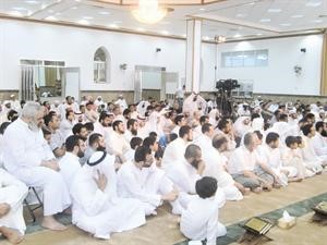 متابعة من الحضور في مسجد العدواني﻿