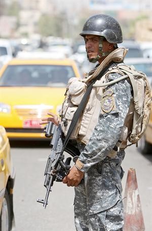 جندي عراقي امام احدى نقاط التفتيش في بغداد امس