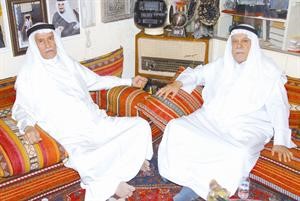 منصور الهاجري وعلي البغلي داخل المتحف اسامة البطراوي