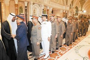 الشيخ احمد الفهد في استقبال القادة العسكريين