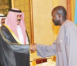 عميد السلك الديبلوماسي وسفير السنغال عبدالاحد امباكي يبارك