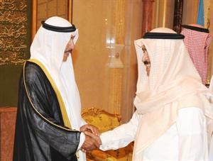 الزميل احمد الجارالله مهنئا الشيخ جابر العبدالله