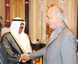 محمد السنعوسي يقدم التهاني