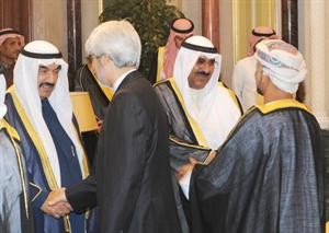 نائب رئيس الحرس الوطني الشيخ مشعل الاحمد وسمو رئيس الوزراء الشيخ ناصر المحمد في استقبال المهنئين
