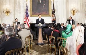 الرئيس الاميركي باراك اوباما متحدثا في حفل الافطار الرمضاني الذي اقامه امس الاول في قاعة الوجبات الرسمية في البيت الابيض 	اپ﻿