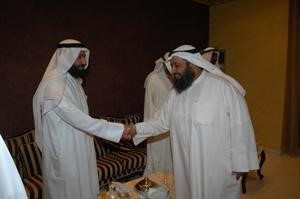 دعلي العمير مستقبلا احد المهنئين