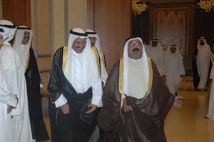الشيخ ناصر صباح الاحمد لدى وصوله الى الديوان وفي استقباله الشيخ شملان العبدالعزيز