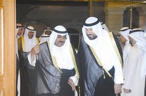 الشيخ مشعل الاحمد لدى وصوله وفي استقباله الشيخ علي سالم العلي