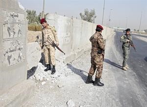جنود عراقيون يحرسون موقعا لانفجار قنبلة في بغداد امس									 اپ﻿