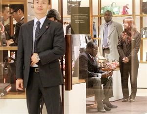 رئيس زيمبابوي موغابي يتسوق الاحذية في مركز سيتي هاربر للماركات الراقية في هونغ كونغ حيث يملك منزلا وتدرس ابنتهافپ
﻿