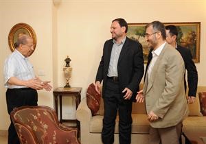 النائب ميشال عون مستقبلا وفدا من حزب الله يضم عضو المجلس السياسي في الحزب غالب ابوزينب والنائب حسين الحاج حسن وحسين خليل المعاون السياسي للامين العام محمود الطويل