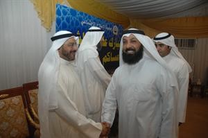 دناصر الصانع يتلقى التهاني من مانع العجمي
