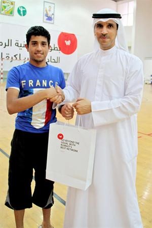 عبدالعزيز البالول يقدم احدى الجوائز﻿