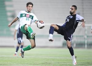 لاعب العربي عبدالعزيز السليمي يسيطر على الكرة بمضايقة لاعب اليرموك عباس القلاف﻿﻿هاني الشمري
﻿