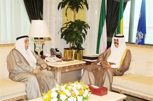 سمو ولي العهد الشيخ نواف الاحمد مستقبلا عبدالرحمن العتيقي﻿