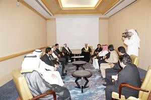 سمو رئيس الوزراء الشيخ ناصر المحمد خلال لقائه الطلبة الدارسين في مالطا بحضور عبدالرحمن العتيقي ودموضي الحمود