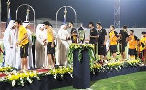 لاعبو القادسية يتسلمون الميداليات الفضية من الشيخ طلال الفهد
﻿