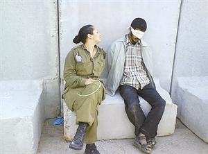 صورة المجندة الاسرائيلية ادن ابرجيل وهي تتلذذ باذلال الاسرى الفلسطينيين افپ
﻿