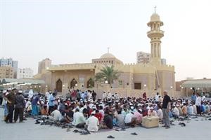 جانب من افطار الصائمين في احد المساجد في منطقة ابو الحصانية