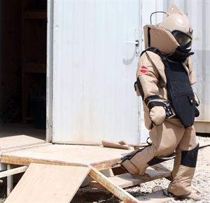 خبير متفجرات عراقي يجرب بزة خاصة لعمليات تفكيك المتفجرات قدمها الجيش الاميركي في بعقوبة	افپ﻿