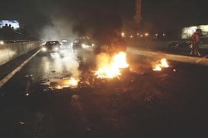 مواطنون يحرقون الاطارات احتجاجا على انقطاع التيار الكهربائي وسياسة الحكومة المعيشية﻿