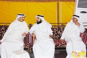 حديث بين دجمعان الحربش ودبدر الشريعان على هامش الغبقة التي اقامها النائب على شرف ابناء الدائرة الثانية
