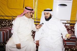 دالحربش متحدثا الى الزميل حمد العنزي
