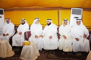  ومتوسطا عددا من مهنئيه بالشهر الكريم
قاسم باشا