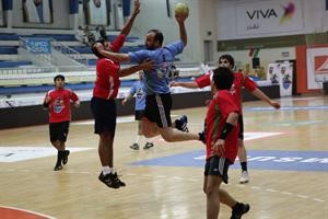 لاعب فريق الطيران سيد زكي يصوب على مرمى خيطان
