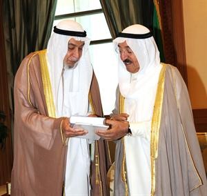 صاحب السمو الامير الشيخ صباح الاحمد يتسلم كتابا من دخالد المذكور