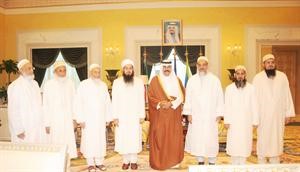 سمو ولي العهد الشيخ نواف الاحمد مستقبلا حفيد سلطان البهرة والوفد المرافق