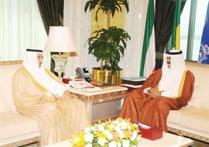 سمو ولي العهد خلال لقائه درشيد الحمد