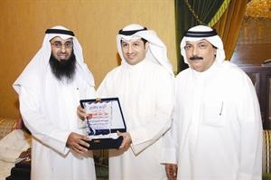 فهد اللميع ودبدر الشريعان يكرمان مطلال القحطاني انور الكندري
