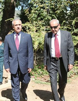 الرئيسان ميشال سليمان ونبيه بري في حديقة قصر بيت الدين قبل بدء الحوار