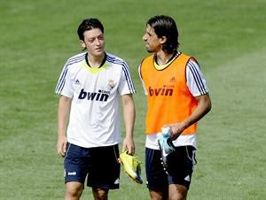 مسعود اوزيل و سامي خضيرة خلال تدريب ريال مدريدافپ
﻿