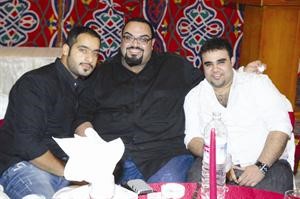 حسين المهدي مع بشار الجزاف واحد الحضور﻿
